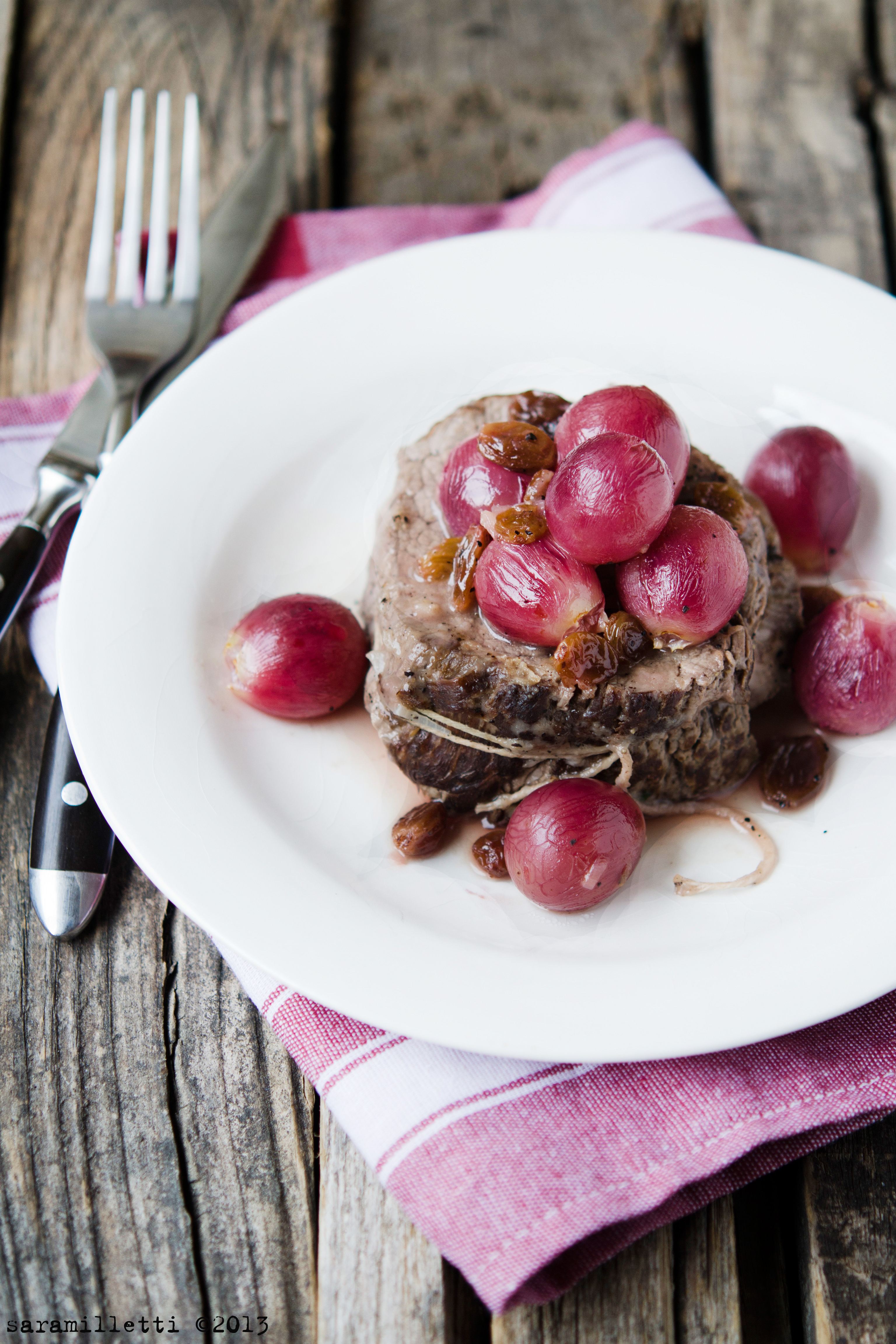 Fillet medallions with grapes