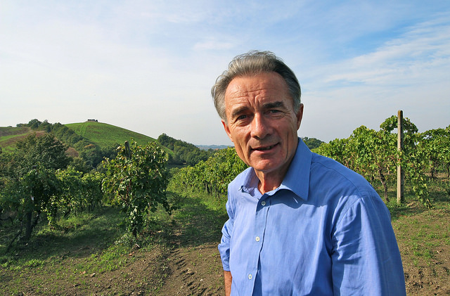 Lorenzo Corino in vigna vecchia alla Fattoria la Maliosa. Sullo sfondo il Monte Cavallo